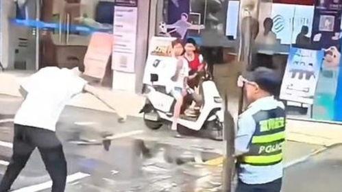 警察遇到吃瓜小孩,温馨一幕暖人心  第2张