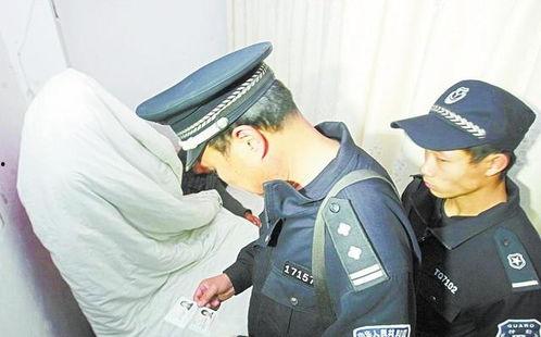 警察遇到吃瓜小孩,温馨一幕暖人心  第3张